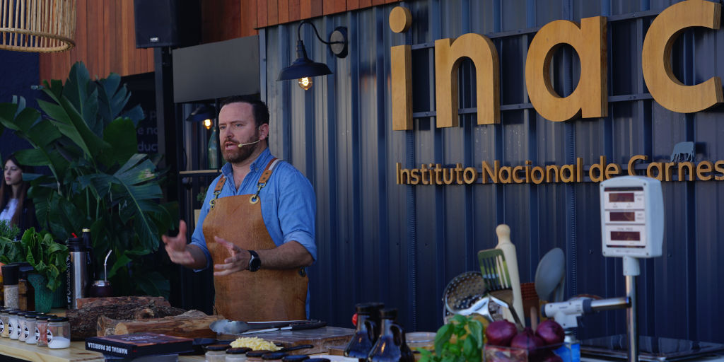 La explanada del Stand de INAC interactúa con desafíos gastronómicos todas la tardes